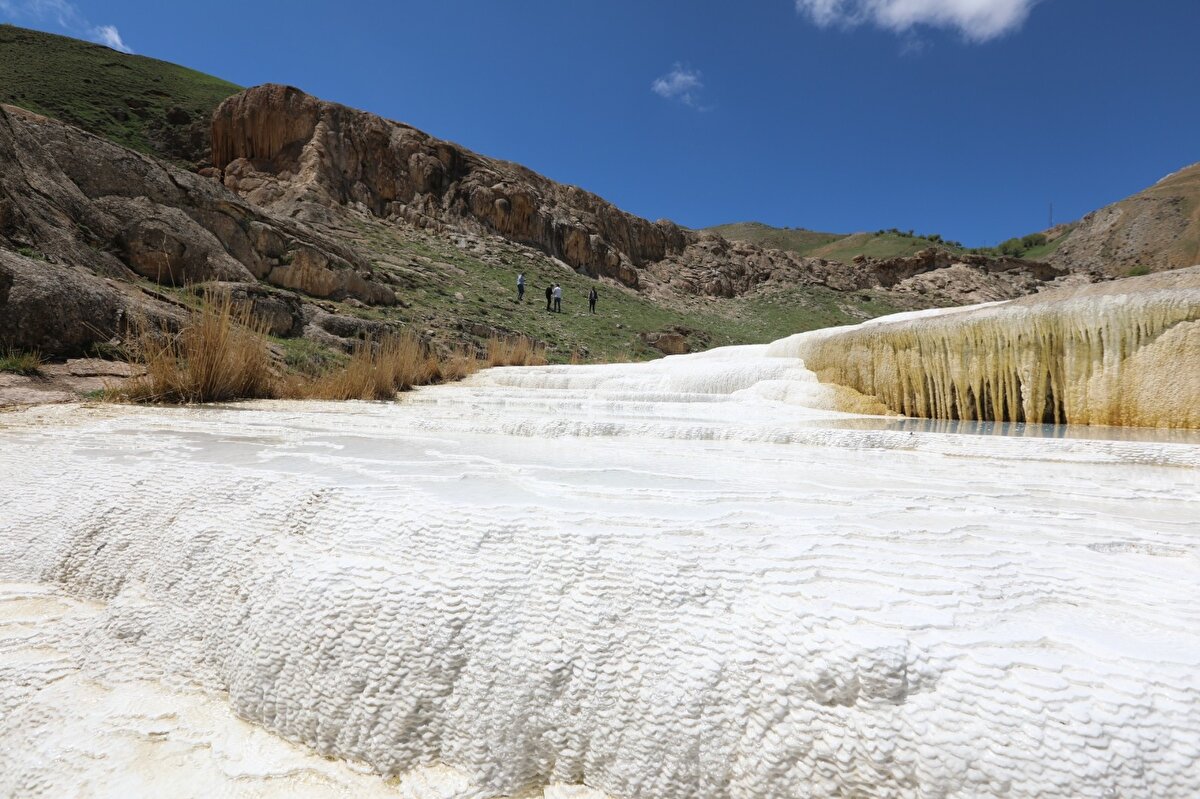 Başkale ilçesinde yaşayan Müjdat Karaaslan, herkesin bu doğal güzelliği görmesi gerektiğini belirterek, "Bugün de Van’ın Başkale ilçesindeyiz. Başkale travertenlerindeyiz. Arkadaşlarla beraber geldik. Buranın eşsiz doğal güzelliği göz önünde. Herkesi buraya bekleriz. Bu eşsiz güzellikleri görmelerini isteriz" dedi.