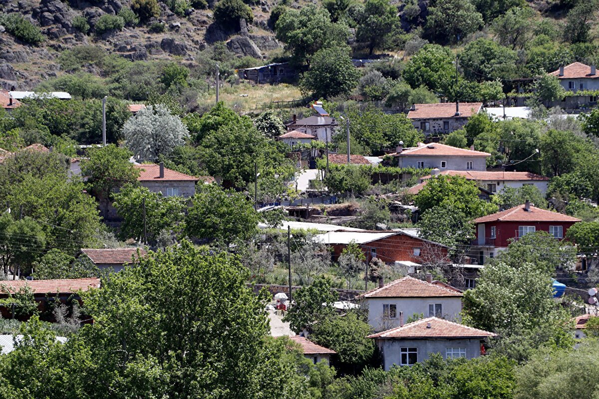 Köy muhtarı Mahmud Döner (50), "Köyde geçimimizi hayvancılıkla sağlıyoruz. Hayvancılıktan sonra tarım geliyor. Doğayla iç içe yaşıyoruz. Virüsün köyümüzde görülmeme sebebi kurallara uymamızdır. Maske, mesafe ve temizliğe özen gösteriyoruz. Burada doğal besleniyoruz. Hayvanlarımızdan elde ettiğimiz sütü, yaptığımız peyniri, yoğurdu, köy ekmeğini, köy yumurtası tüketiyoruz. Beyaz ve kırmızı etimizi kendi yetiştirdiğimiz hayvanlarımızdan karşılıyoruz. Dışarıyla pek bağlantı kurmuyoruz. Şu anda da en büyük moral kaynağımız bir vaka olmamasıdır" dedi.
