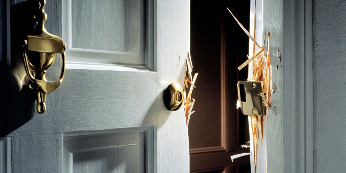 “Üründe sıkıntı yoktu fakat dağıtım elemanı dış kapımızı kırdı o nasıl bir girişti öyle. Pes yani!. Kapının zararını karşılamaları için bayiyi aradım bizden değildir diyor bir de küstahça. Kapı bildiğin kırılmıştı.”

