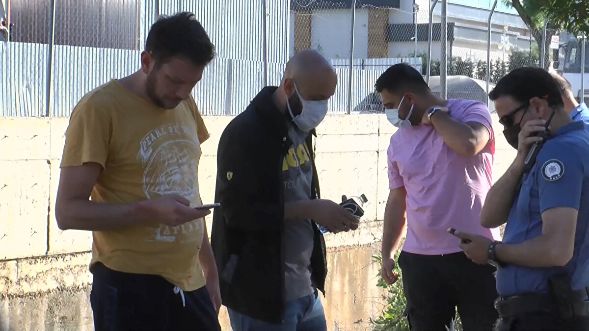 Dereye uçan hafif ticari araç, ilerleyen saatlerde itfaiyenin çalışması ile dereden çıkarıldı.

