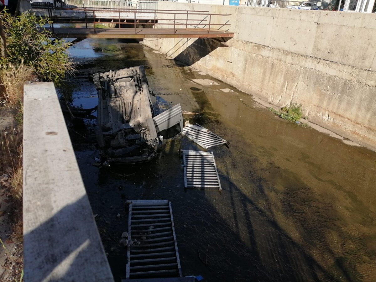 Çarpışmanın ardından direksiyon hakimiyetini kaybeden Taşkın Çınar'ın kullandığı hafif ticari araç dereye uçtu.
