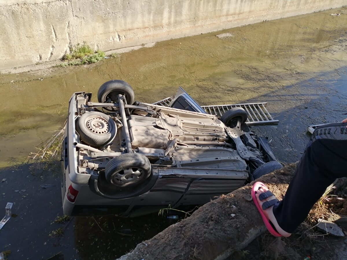 Kazayı her iki sürücü de yara almadan atlattı. Dereye uçan hafif ticari aracın sürücüsü Taşkın Çınar, "Bu arkadaş sokaktan çıktı. Beni fark etmedi, biraz da sürati vardı. Göbekten vurdu ben de kestiremedim, dereye uçtum" dedi.
