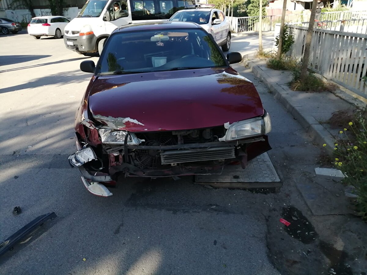 Mehmet Kahraman'ın kullandığı otomobil, Çifte Çınar Sokak üzerinde seyir halinde bulunan Taşkın Çınar'ın kullandığı hafif ticari araçla çarpıştı.
