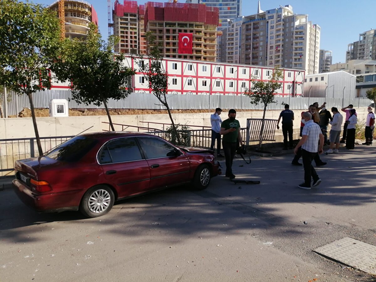 
Kazanın ardından olay yerine gelen polis ve itfaiye ekipleri, kaza ile ilgili çalışma başlattı.
