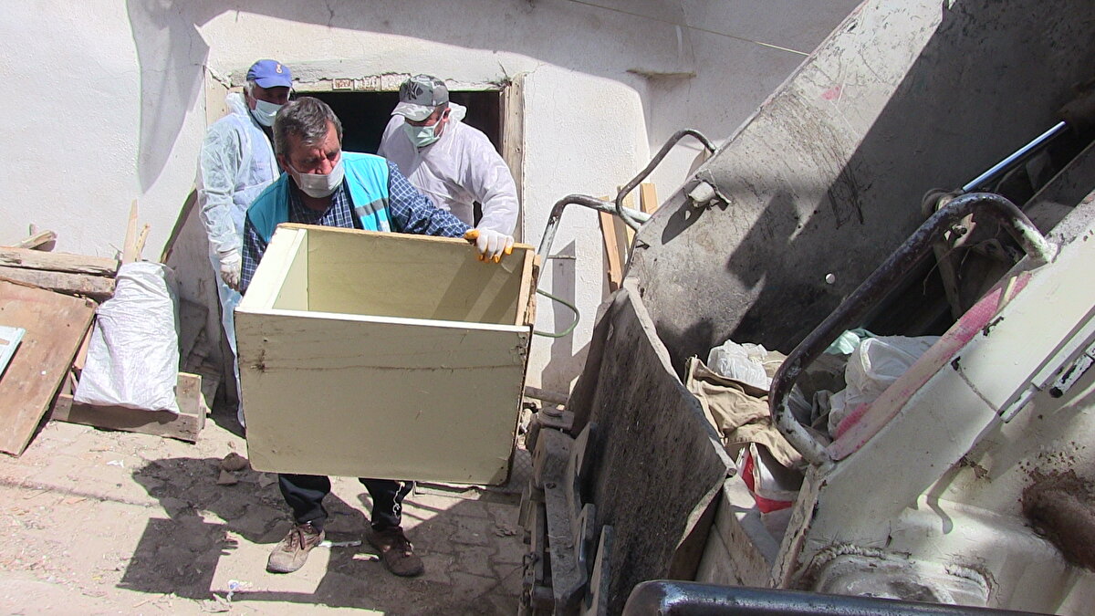 Şikayet üzerine mahalleye giden Temizlik İşleri Müdürlüğü ve zabıta ekipleri, halk sağlığını tehlikeye atan ve vatandaşlara rahatsızlık veren ev ile çevresinde temizlik çalışması gerçekleştirdi.