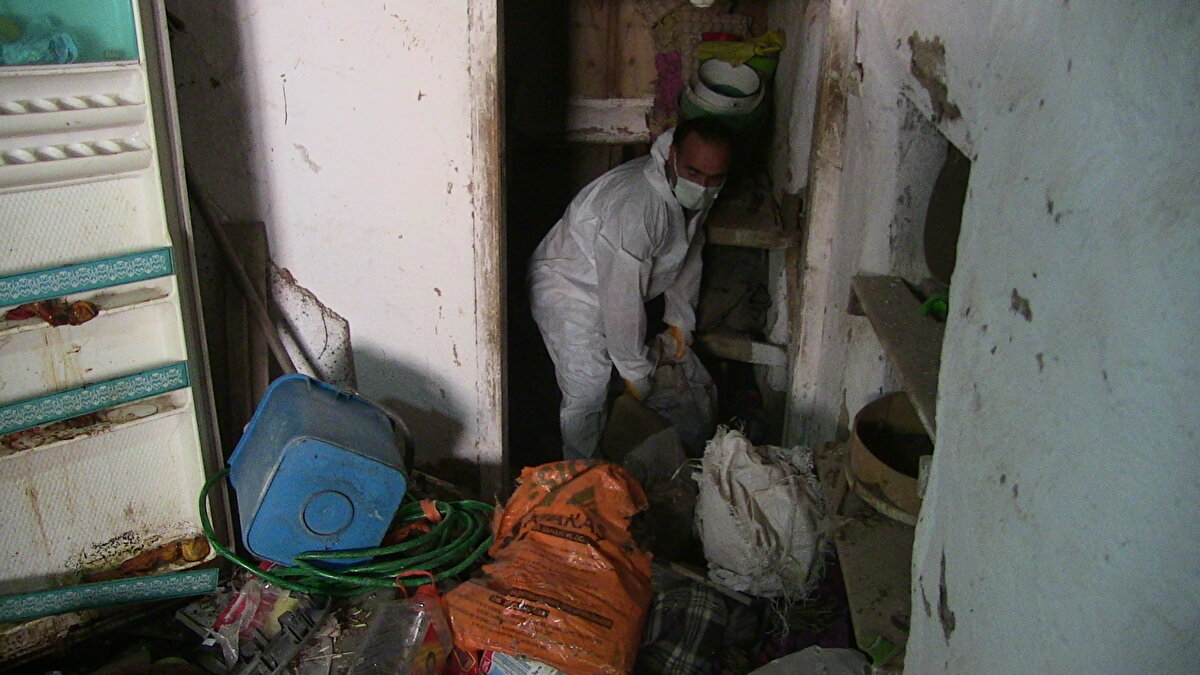 Kahramanmaraş'ın Kızılcaoba Mahallesi Yüce Sokak sakinleri, Elbistan Belediyesine, çöp ev haline dönüşen müstakil bir yapıdan kötü kokuların geldiğini bildirdi.