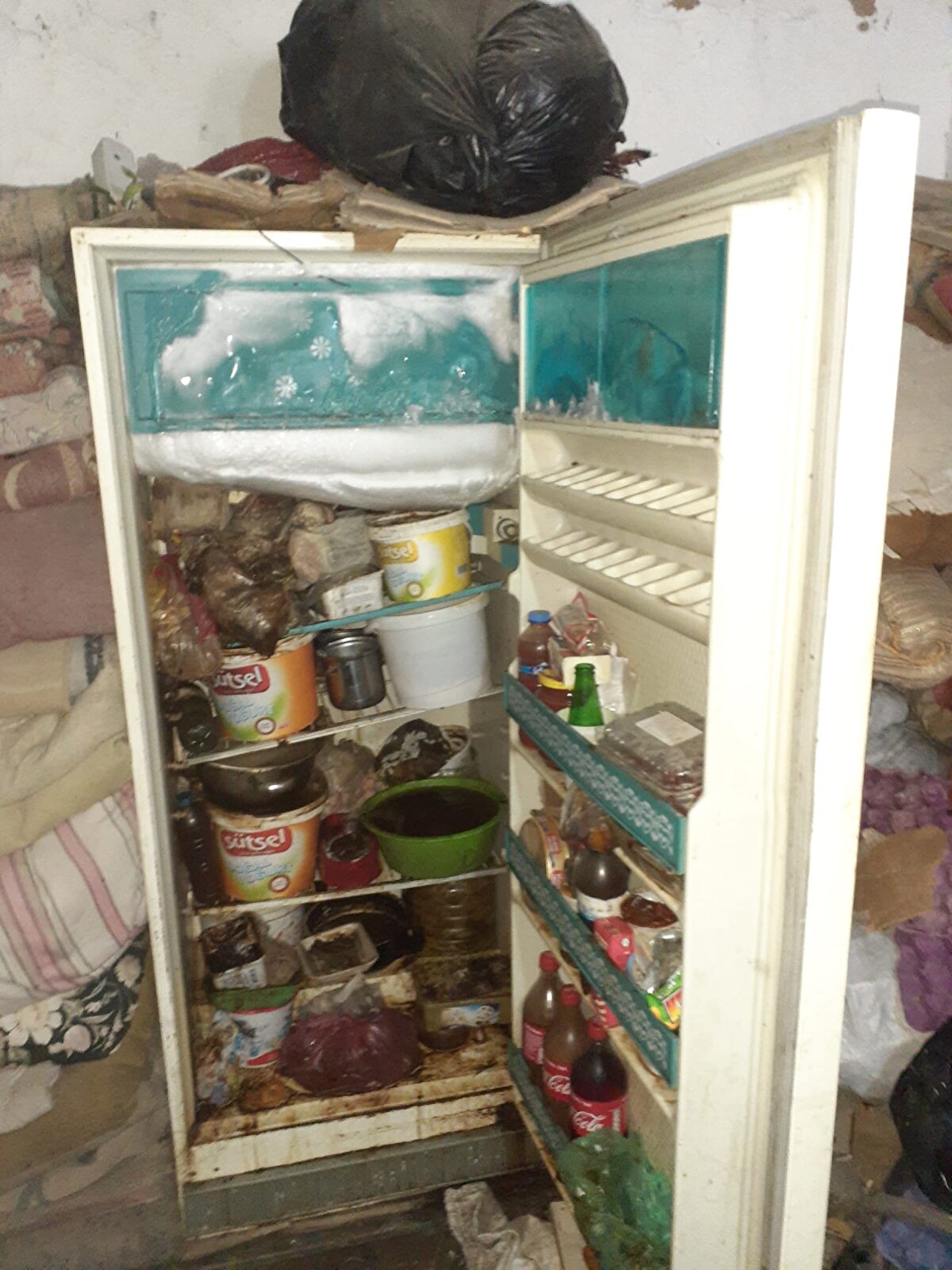 Mahalle sakinlerinden Şeref Yardımcı da evin daha önce de 4 kez temizlendiğini ancak her yerin yine çöp dolduğunu ifade etti.