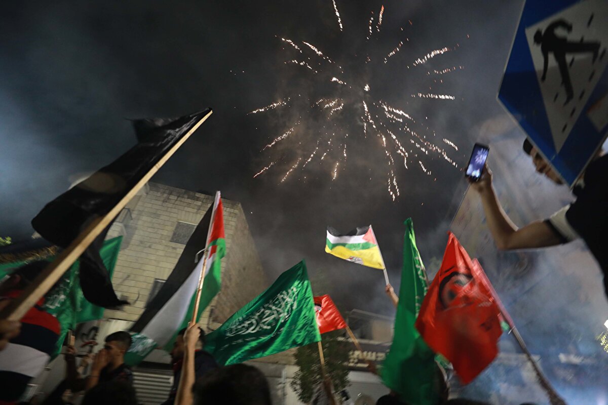 İsrail ile Hamas arasında varılan ateşkes anlaşmasının yürürlüğe girmesinin ardından, Gazze Şeridi ve işgal altındaki Batı Şeria'daki Filistinliler, sokaklara çıkarak sevinç gösterisinde bulundu.