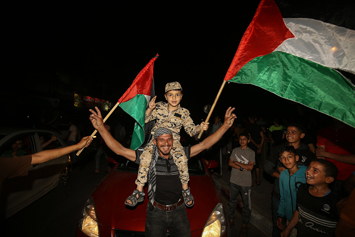 Filistinli gençler, "Ramallah'tan onurlu Gazzemize selam olsun", "Fetih, İslami Cihad ve Hamas. Birliğiniz bizi gururlandırdı" şeklinde sloganlar atarak ateşkesten duydukları sevinci ifade etti.