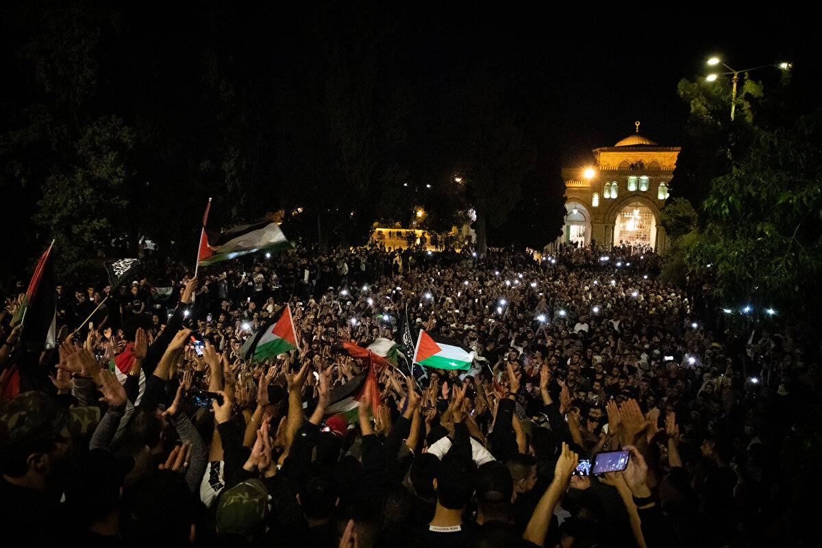 Kudüs'ün surlarla çevrili Eski Şehir bölgesinin kapılarından tekbirler getirerek Mescid-i Aksa'ya ulaşan binlerce kişi, ellerinde Filistin bayrakları taşıdı ve Hamas'ın askeri kanadı İzzeddin Kassam Tugaylarını selamlayarak sevinç gösterisinde bulundu.