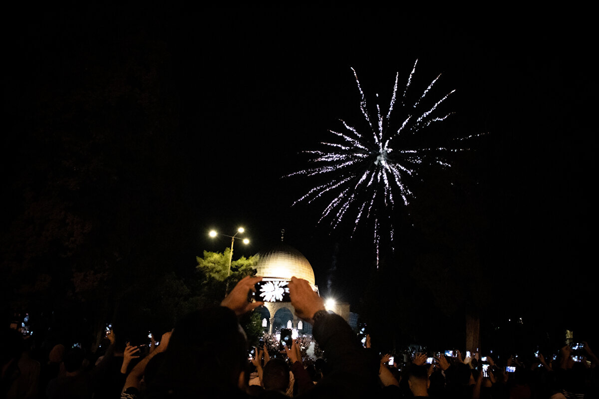 Sabah namazının ardından havai fişekler atan Filistinliler, "canımız kanımız sana feda olsun ey Aksa" ve "Muhammed'in ümmeti boyun eğmez" şeklinde zafer sloganları atarak Aksa'dan ayrıldı.