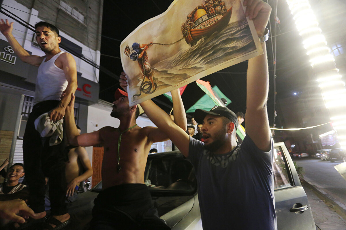 Filistinli gençler, "Ramallah'tan onurlu Gazzemize selam olsun", "Fetih, İslami Cihad ve Hamas. Birliğiniz bizi gururlandırdı" şeklinde sloganlar atarak ateşkesten duydukları sevinci ifade etti.