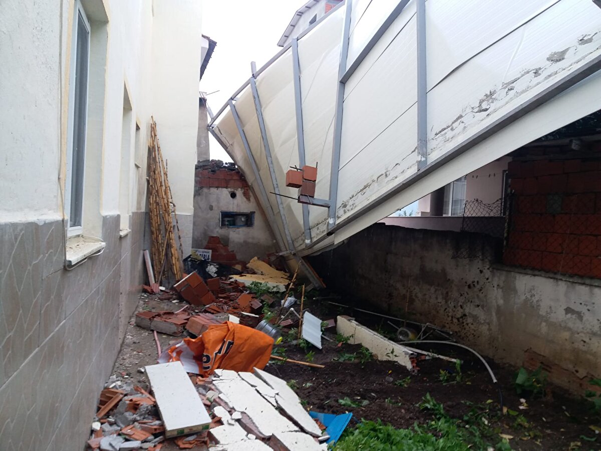 Ayvalık ilçesinde saat 07.00 sıralarında sağanak yağış ile birlikte hızı saatte 80 kilometreye ulaşan fırtına etkili oldu.
