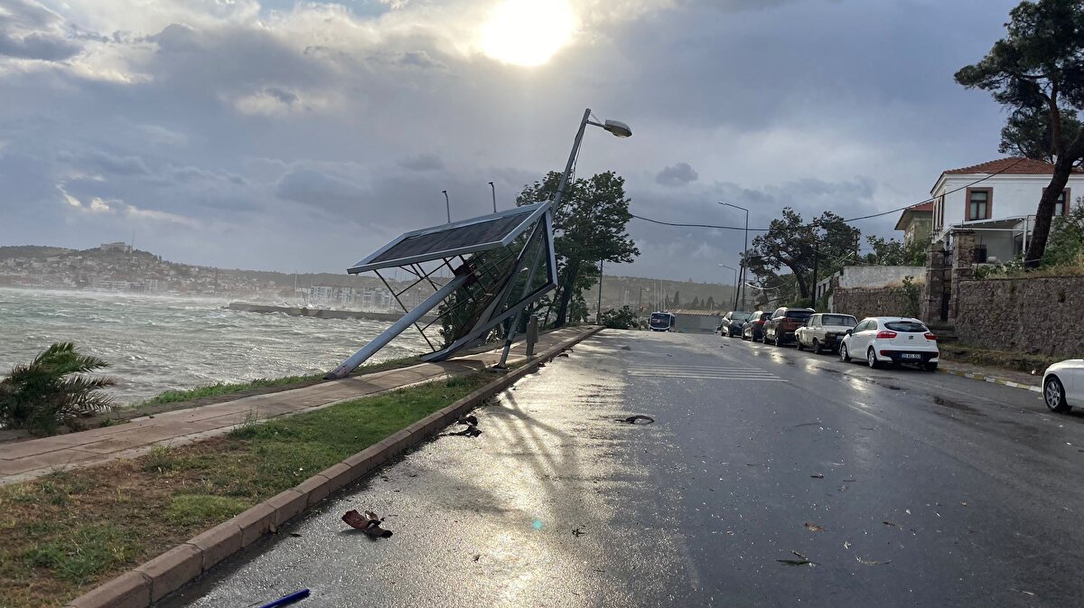 Sahil bandında kaldırım taşları fırtına nedeniyle söküldü. Altınova'da bir evin çatısı fırtına nedeniyle uçtu.
