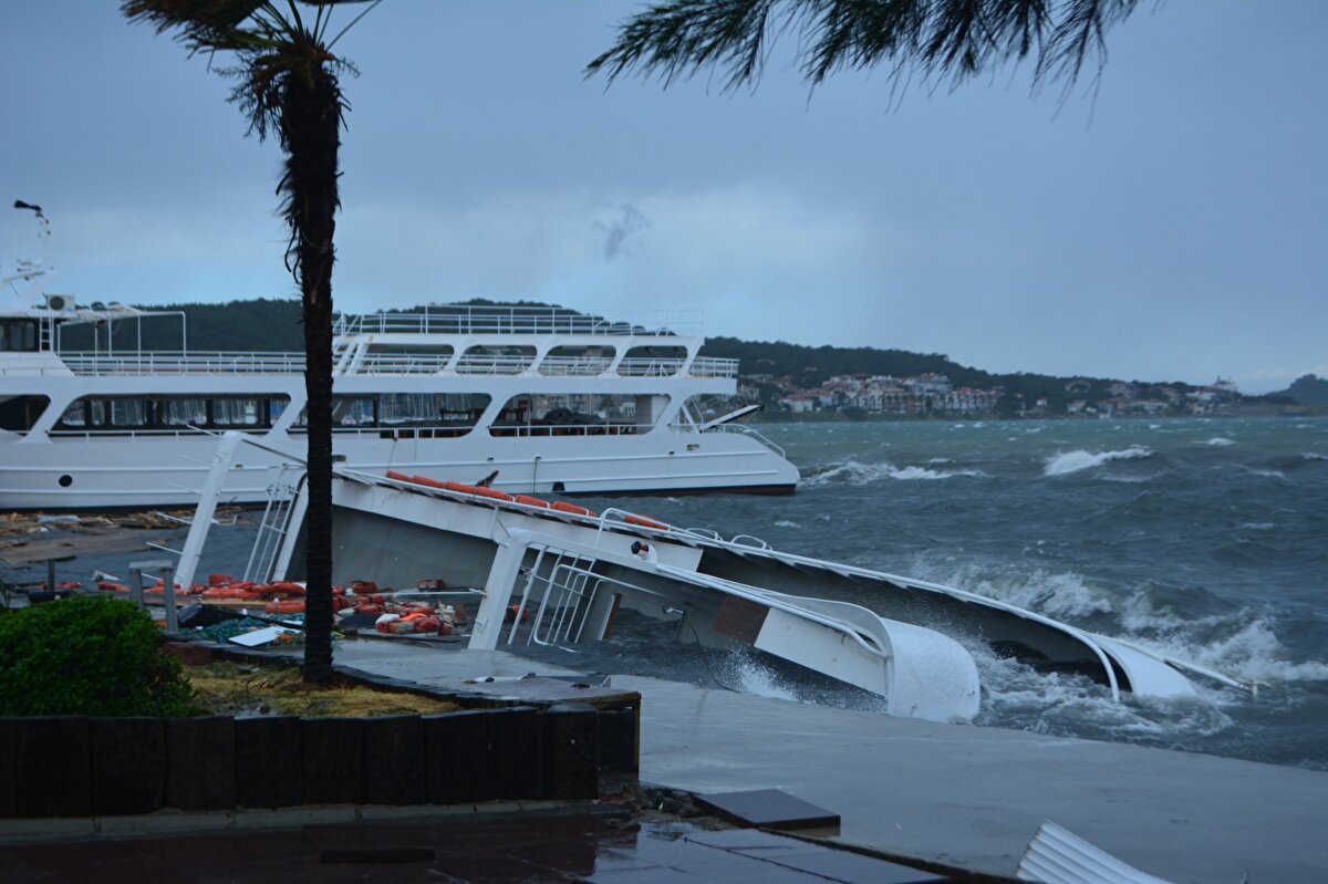 Ayvalık ve Altınova sahillerinde ilk belirlemelere göre 20 tekne battı.
