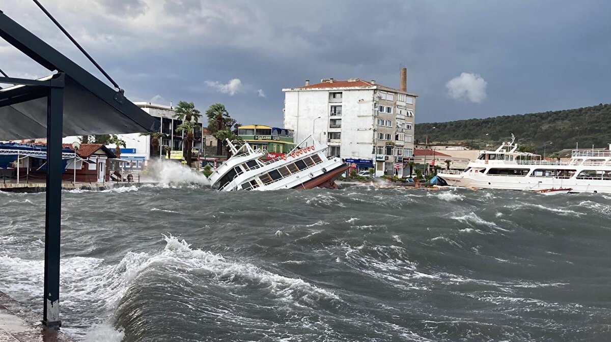 Belediye ekipleri, temizlik çalışması yaparken, ilçede hasar tespiti çalışmalarının da sürdüğü bildirildi.

