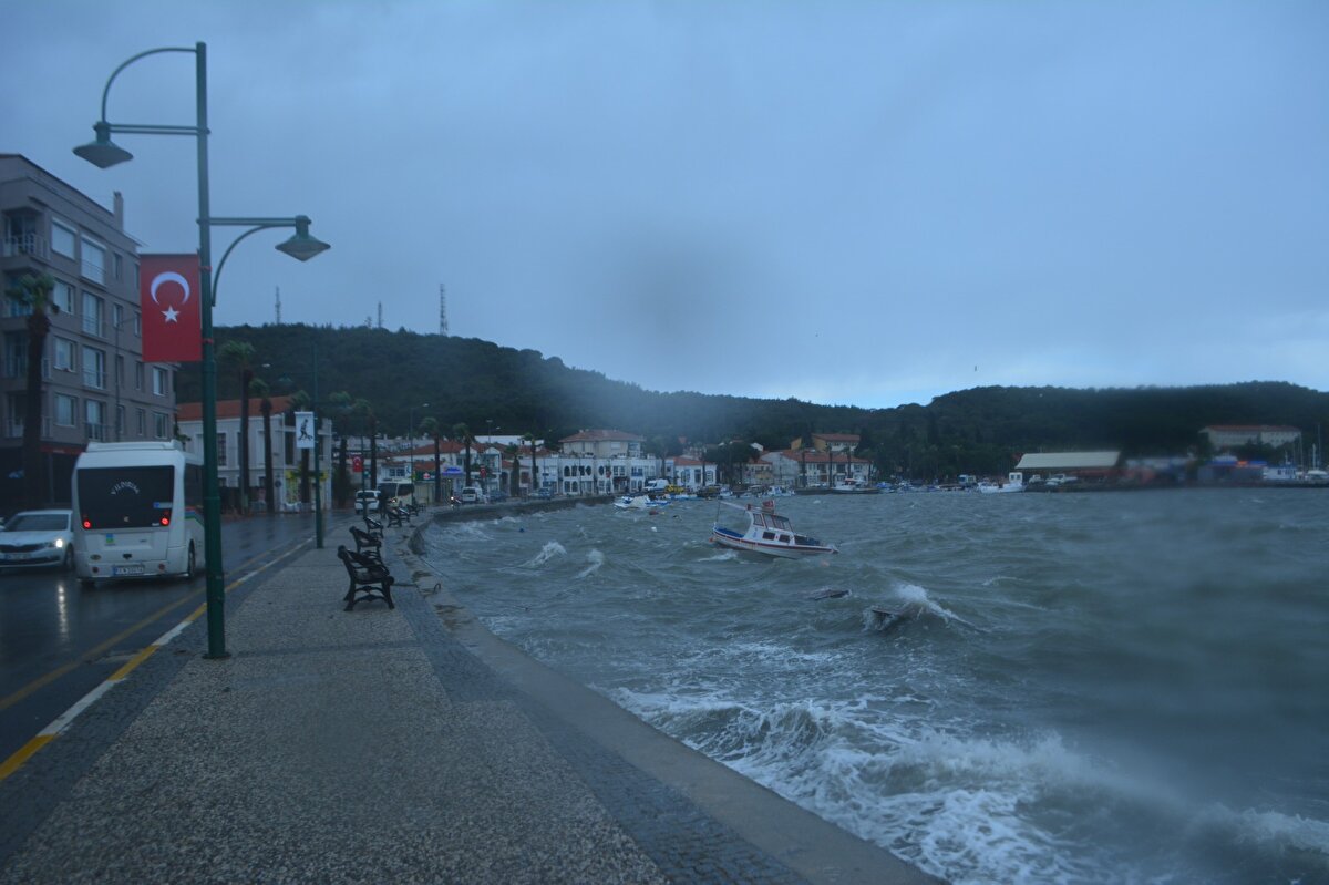 İzmir Dikili'de de etkili olan fırtına nedeniyle 16 tekne su alarak battı.
