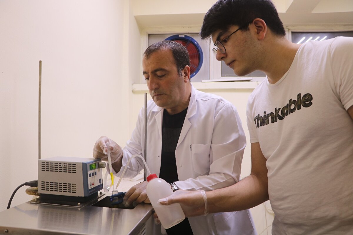 Malatya Bilim ve Sanat Merkezi öğrencisi 17 yaşındaki Feridun Balaban’ın ‘Bor ve azot katkılı, elmas gibi karbon malzemesinin çok katmanlı güneş panellerinde üst Katman olarak kullanımının panellerin verimlilikleri ve spektral etkinliklerinin incelenmesi’ projesi geçtiğimiz yıl TÜBİTAK 51. lise Öğrencileri Arası Araştırma Projeleri Yarışmasında Türkiye birinciliği elde etmişti.