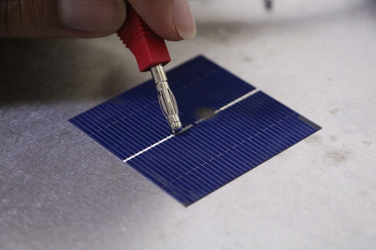 Balaban, laboratuvarda kullanılan ekipmanları danışman öğretmeniyle birlikte geliştirdiklerini belirterek “İlk önce ülkeme bu ödülü getirmek beni gururlandırdı. O yüzden çok mutluyum. Ben gelecekte projemin kağıt üzerinde kalmamasını günlük hayata geçebilmesi için uğraşacağım. Ben fizik okumak istiyorum. Çalışmalarımı bilim ve sanat merkezinin bu laboratuvarında yürüttüm. Bu laboratuvarın bir çok ekipmanını biz kendimiz geliştirdik. Çünkü bu ekipmanlar çok çok pahalıydı. Burası küçük bir laboratuvar ve okulumuzun bodrum katında. Sadece proje çalışmalarımız için ayırdığımız özel bir laboratuvar” ifadelerini kullandı.Feridun Balaban’ın geliştirdiği projede danışman öğretmen olarak görev alan kimya öğretmeni Savaş Zafer Güler, öğrencisinin ekranı kırık cep telefonundan makale okuyarak çalışmalarını yürüttüğünü belirterek “Öğrencim Feridun Balaban ile birlikte çalıştığımız projede öncelikle Malatya’da bölge yarışmasında 1. olduk. Daha sonra geçen yıl Türkiye final yarışmasına katıldık. Finalde fizik alanında Türkiye 1.si seçildi projemiz. Daha sonra TÜBİTAK tarafından Türkiye’yi temsil etmek üzere dünyanın en prestijli yarışması olan yarışmaya seçildik. Türkiye’yi temsil edecek birkaç projeden birisiydi. Biz o yarışmaya katılırken gerçekten umutluyduk. Feridun gerçekten çok ciddi bir efor harcayarak çalışmalarına devam etti. Çok fazla makale okudu, kırık ekranlı telefonundan yarım ekranıyla makaleler okudu. Normalde Feridun’un emsali gençler telefonlarında başka görsellerle hafıza alanlarını doldururlarken Feridun, bilimsel makalelerle telefonunun hafızasını dolduruyor. Çalışmalarımızı bu şekilde geliştirdik. Çalıştık, burada laboratuvarda. Şimdide dün açıklanan uluslararası yarışmada özel bir ödül kazandı. Dünya 1.si seçildi” şeklinde konuştu.