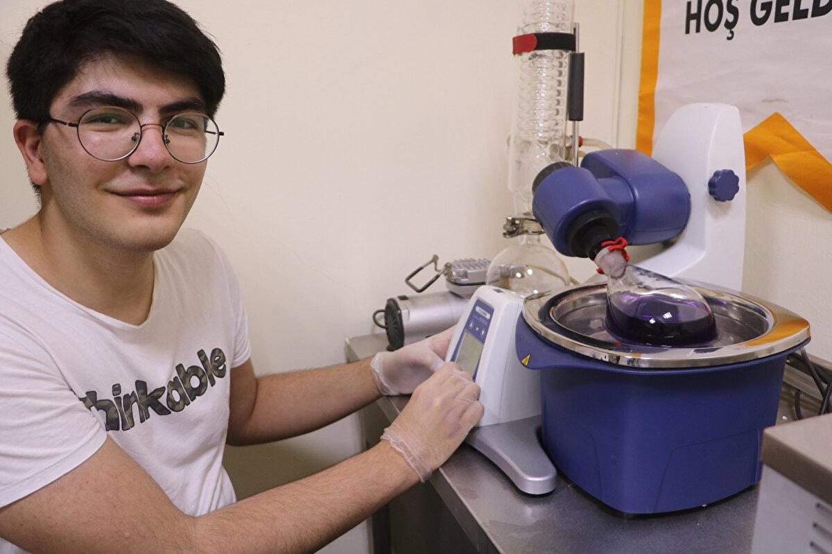 Balaban’ın eğitim gördüğü lisenin bodrum katındaki laboratuvarda geliştirdiği proje, TÜBİTAK öncülüğünde Amerika’da düzenlenen Regeneron ISEF isimli Uluslararası Bilim ve Mühendislik Fuarı’nda Türkiye’yi temsil etti. Dünya’nın farklı noktalarından projelerin katıldığı yarışmada Balaban’ın projesi SPIE özel ödül kategorisinde dünya birincisi seçildi.