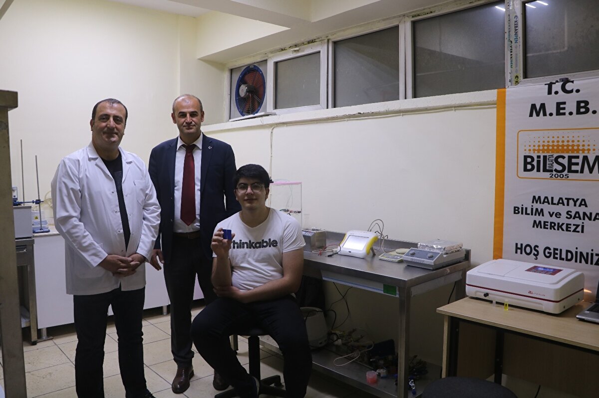 Balaban’ın en büyük destekçisi olan Malatya Bilim ve Sanat Merkezi Müdürü Ümit Aslan ve öğretmenleri öğrencilerinin elde ettiğiyle büyük mutluluk yaşadılar.