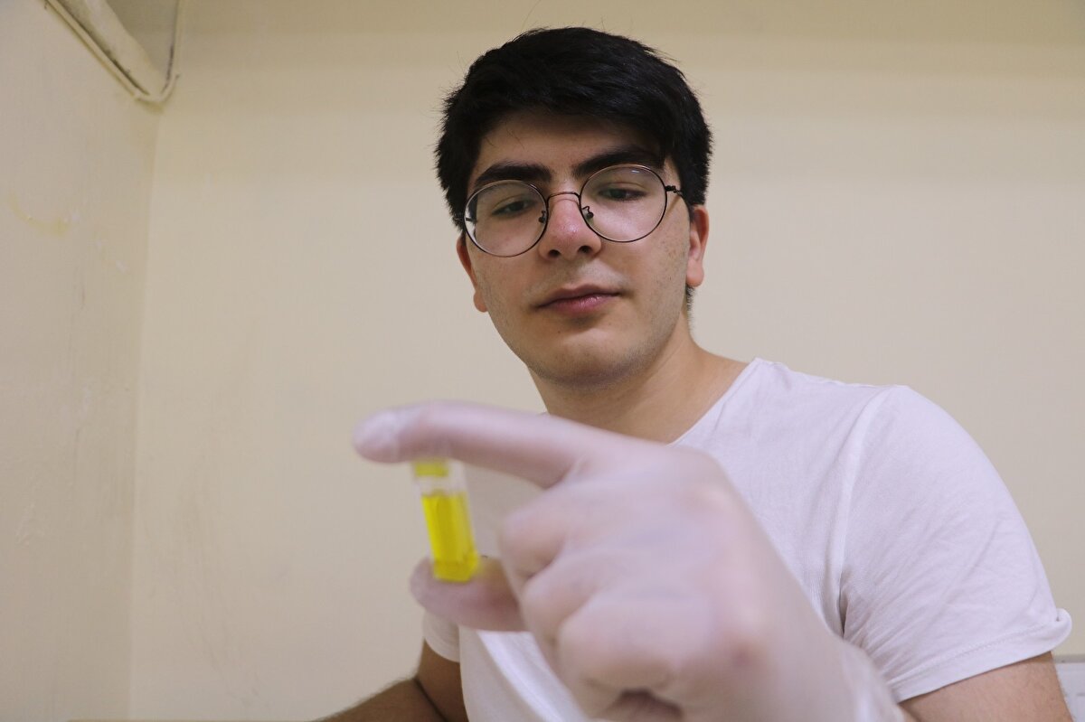 Çiftçi babanın ve ev hanımı annenin çocuğu olan Feridun Balaban, geliştirdiği projeyle güneş panallerinde üretimi arttırdığını belirterek “Şuan lise son sınıftayım, 3.sınıftan beri bilim ve sanat merkezine geliyorum. Benim 1 tane kardeşim var. Baba çiftçi, annemde ev hanımı. Özel bir okulda tam burslu olarak eğitim alıyorum. 11. sınıftayken TÜBİTAK’ın lise öğrencileri arasında düzenlediği araştırma projeleri yarışmasına katıldım. Burada ilk önce Türkiye birincisi oldum. Ardından TÜBİTAK Türkiye’yi temsil etmek için Amerika’ya projeler seçti. Bu projelerden biriside bizim projemizdi. Bizde projemi 1 yıl boyunca geliştirdik. Ben projem kapsamında güneş panellerinin verimin çok özel bir maddeyle arttırdım. Çok özel bir maddeyle güneş panellerinin üzerinin kapladım. Güneş panellerim aynı alanda daha çok elektrik enerjisi üretti. Projem, dünyanın lisans öncesi en prestijli bilim yarışmasında özel ödünün dünya 1.si seçildi” dedi.