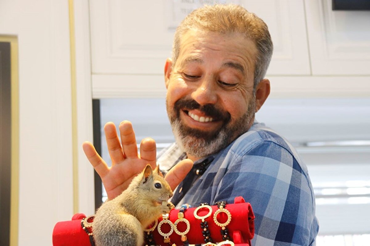 İş adamı Yüksel Gold Yönetim Kurulu Başkanı ve hayvansever Mehmet Yüksel, geçtiğimiz aylarda yaralı halde 3 sincap buldu. Hayvanları yanına alan Yüksel, bu süre zarfında bakımlarını da yapıp sincapları besledi.