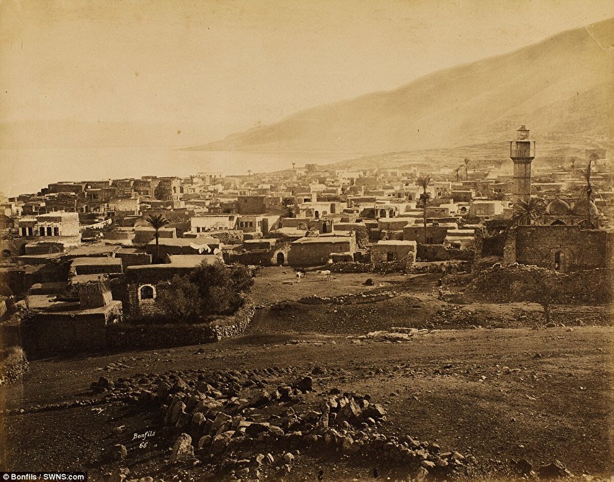 1860’lı yıllarda Taberiye Gölü’ne nazır bir açıdan çekilen bu fotoğraf, bugüne kadar bölgeden çekilmiş ilk fotoğraflardan biridir.