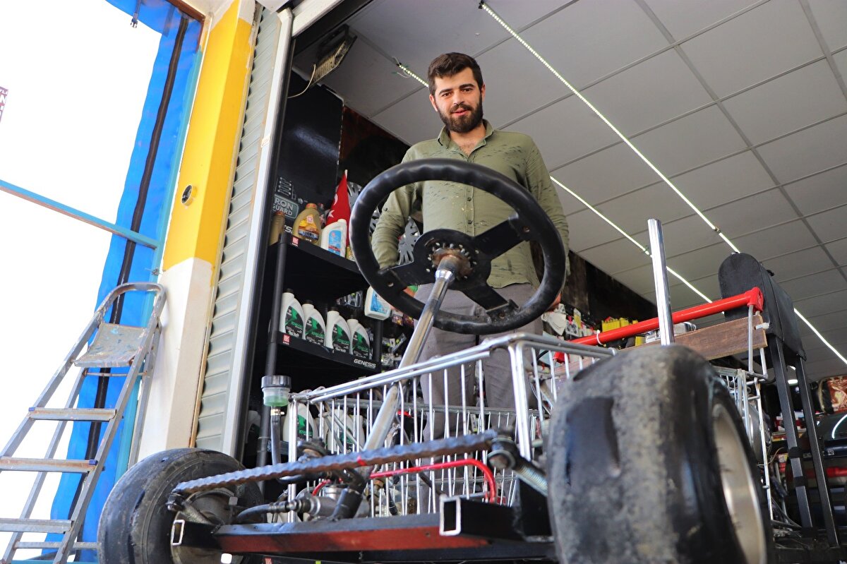 Mini araç, Go-Kart tekerleklerinden, kasası alışveriş sepetinden, 125 cc gücünden bir motosiklet motorundan oluşuyor. Vites sistemi de bulunan mini aracın alışveriş sepetine oturduktan sonra keyifli bir sürüş zamanı başlıyor.