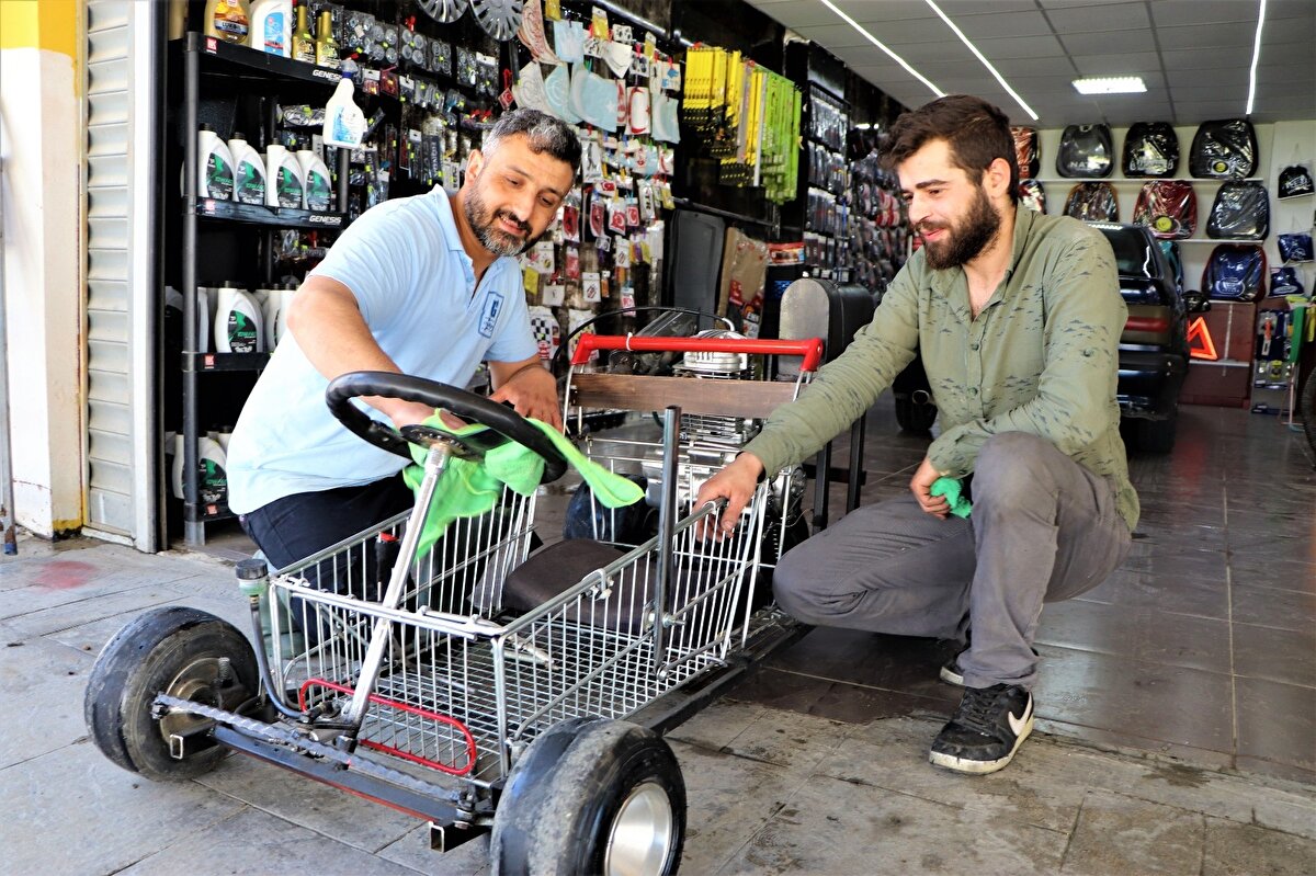 Otomobil tamircisi Ahmet Hamurcu, internette video izlerken yurt dışında kasası büyük alışveriş sepetlerinden oluşan Go-Kart araçlarına benzer bir araç yapıldığını gördü.