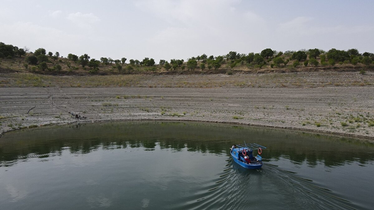 Suların yükseldiğini belirten Ziya Abay, "Şimdi tekne ile gidip geliyorum. Kara varken masraf yoktu. Şimdi mazot masrafı oluyor. Belediyemiz, kaymakamımız ve valimiz mazot için yardımcı oluyor. Bu sene kiraz yok. Ağacı kurtarırsak benden iyisi yok. Önceden kayıkla yarım saat sürerdi ama şimdi daha yakın. Şu an kuraklık gidiyor ve bu devam edecek gibi. Çünkü iklimleri biz elimizle bozuyoruz. Ağacı kesiyoruz ve farklı şeyler yapıyoruz. İnsan oğlu kendi ayağının altındaki dalı daima kesiyor. Hastalığı da kendimiz yaptık” dedi.