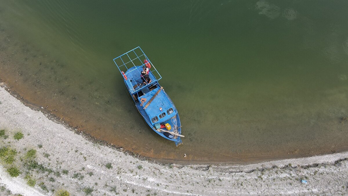 Kara varken yürüyerek gittiğini aktaran Abay, “Buradan bir buçuk saatte gidiyordum. Caddeye gidiyordum, polis gelip beni alıyordu. Şimdi de beni alıyor getirip götürüyorlar sağ olsunlar. Önceden 4 ton kiraz çıkardı ama şimdi yemeye yok. Kovayla su taşıyordum. Birkaç ağacı kurtardım, birkaç ağaç kurudu. Çünkü ben yapamıyorum. Kovayla su taşımak zor oluyor” diye konuştu.