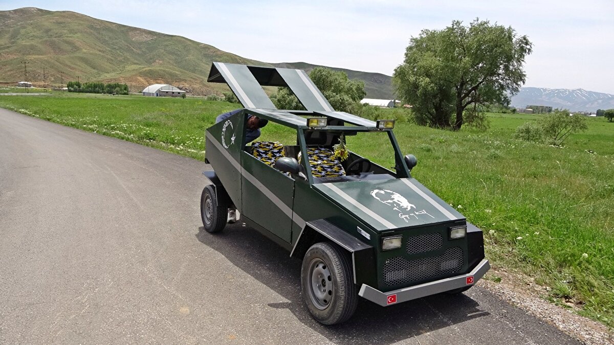 Yaptığı ‘Hummer’ tarzı aracı deneme amaçlı Esendere yolu üzerinde trafiğe çıkartan Karahan, aracın ileri ve geri yön alma kabiliyetinin son derece iyi olduğunu ifade etti.
