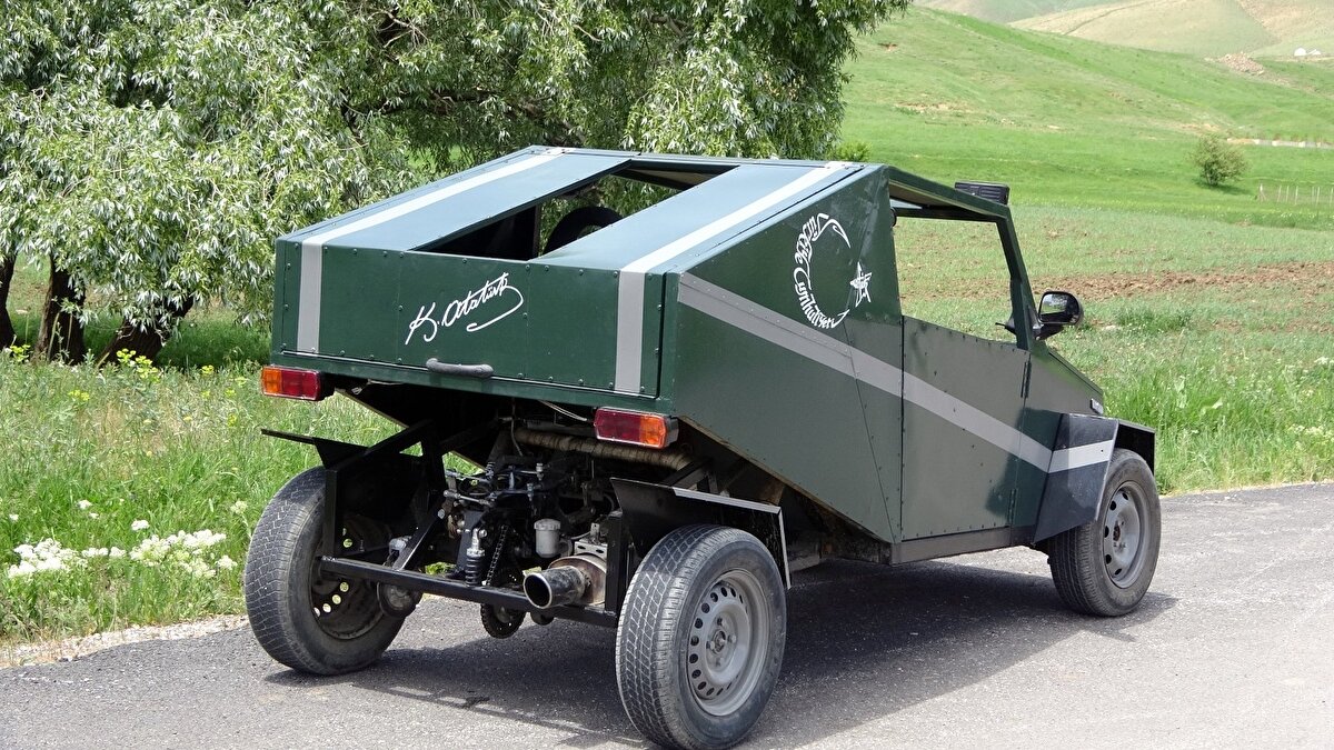 Sıra dışı bir araç yapmak için kolları sıvayan Karahan, 1,5 sene süren çabalarının sonucunda aracını tamamlayarak yola çıkardı.
