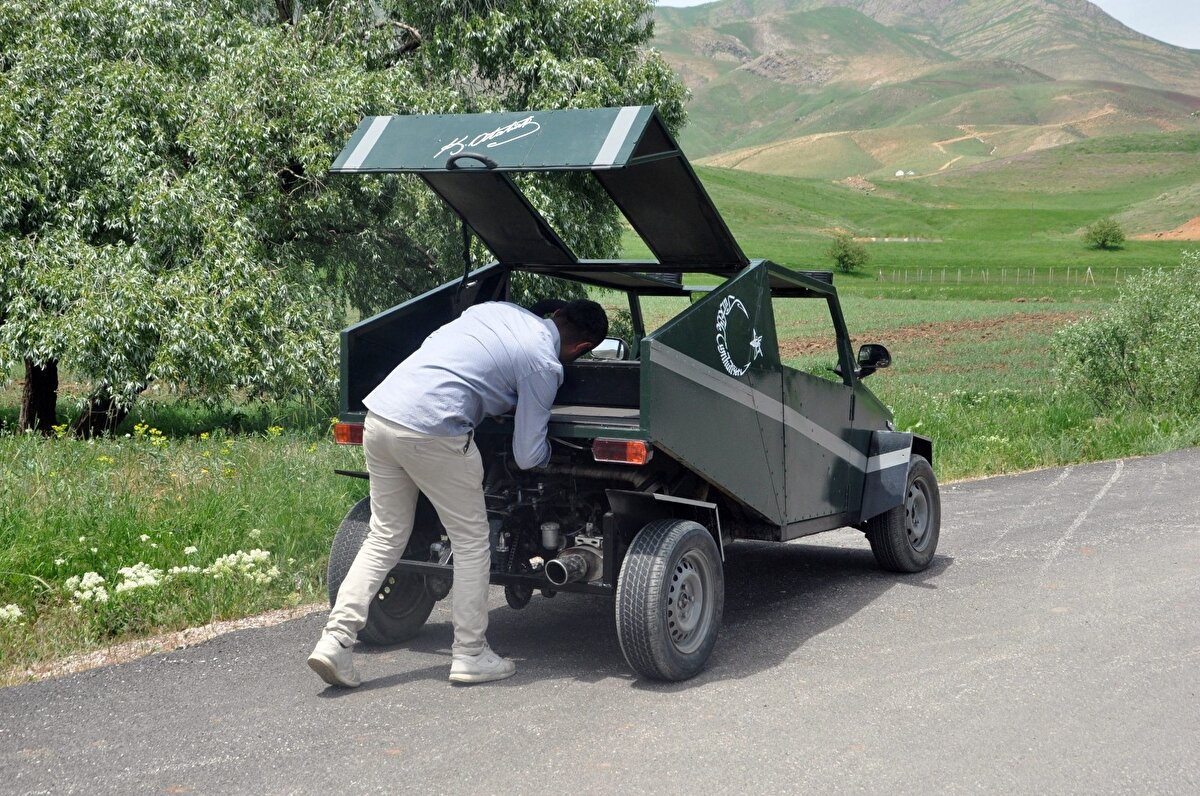 Karahan, şunları söyledi:

"Ben bunu Teknofest’e yetiştirmek istiyordum. Maalesef kısıtlı imkânlardan dolayı gönderemedim. Ben bunu yapmak için bazen haftalarca internetten sipariş ettiğim malzemeleri bekledim. Çok zorlandım ama asla pes etmedim”