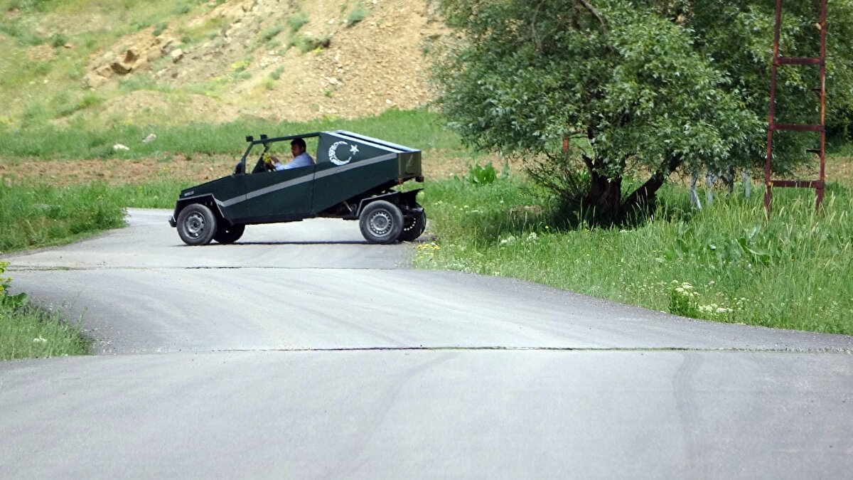 Karahan, "Artık F-35 uçağımızı, arabamızı biz yapalım. Bende buna karşılık kolları sıvadım. Sanayideki eski malzemeleri satın alarak 1,5 sene içinde arabamı yaptım" ifadelerini kullandı.
