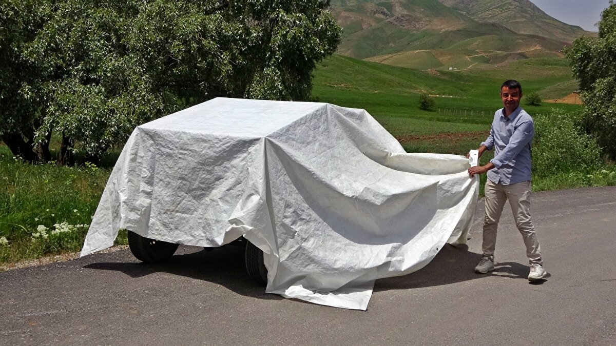 Mehmet Şerif Karahan, "İmkânlarım olsa neler yaparım neler. Bu aracın ön tarafını kara şimşeğe benzetmeye çalıştım, arka tarafı ise tamamen Hummer’e benziyor" diye konuştu.
