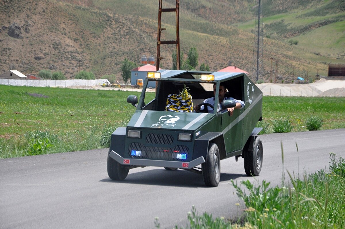 Karahan şu ifadeleri kullandı:

"Sırf hayalimdeki aracı yapabileyim diye. Bunu yaparken hiçbir el aletim de yoktu. Çalışarak malzemelerini aldım ve aracımı tamamlayabildim. Şükür şimdi ‘Hummer’ime binebiliyorum ve sürüyorum. Yetkililerden destek istiyorum, eğer destek olursa yapmayacağım hiçbir şey kalmayacak. Eğer aracımın gerçekten Teknofest değeri varsa onlardan da destek bekliyorum