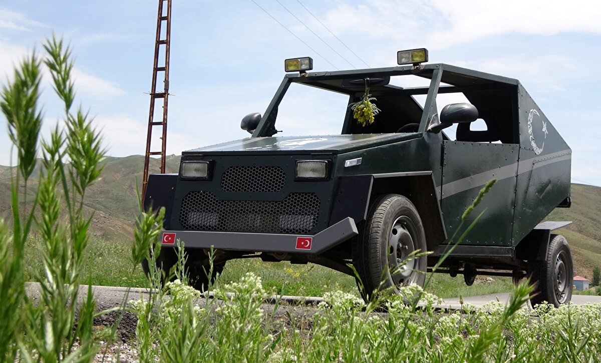 Hakkari'nin Yüksekova ilçesine bağlı Yeni Mahallesi’nde yaşayan ve çobanlık yapan Mehmet Şerif Karahan, sanayiden satın aldığı hurda malzemelerden 1,5 sene üzerinde çalışarak otomobil yaptı.
