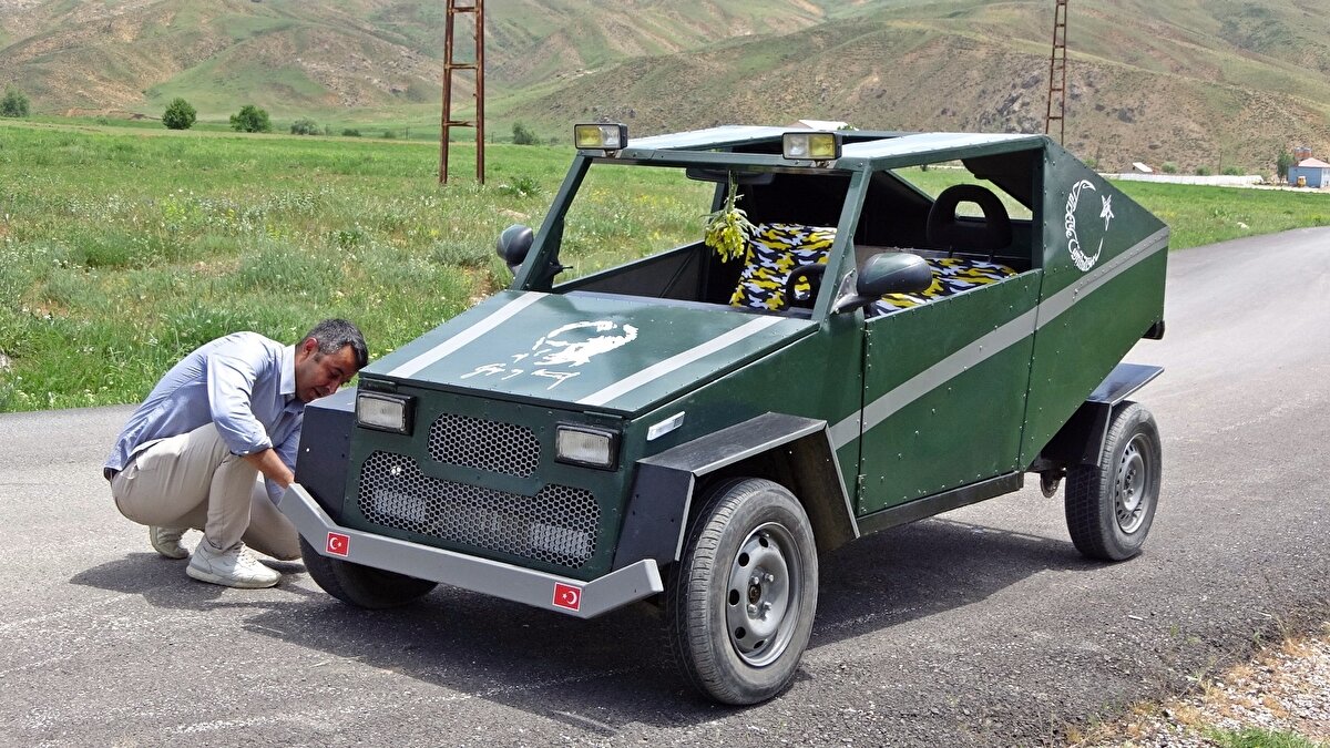 150 kilometre hıza kadar ulaşan ve ‘Bayrak-1’ ismini verdiği aracın üzerinde Atatürk resmi ve imzası da kullanan Karahan, “Özellikle yerli ve milli üretimle ilgilendiğim için bu sefer hayalini kurduğum aracı yaptım. Dışarıya bağlı kalmayarak artık yerli ve milli üretimimizi biz yapalım" dedi.
