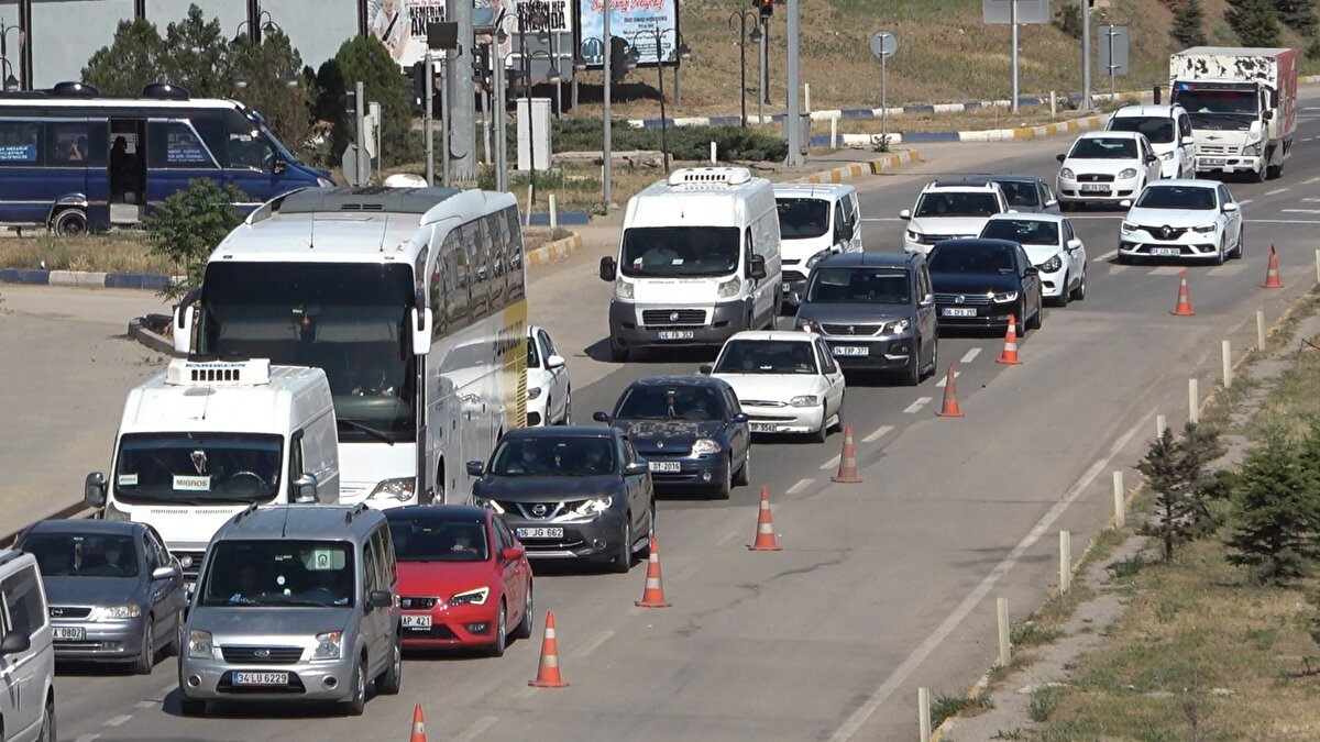 Ulaşımın aksamaması için yoğun çaba gösteren trafik ekipleri, Yeni Sanayi ve Yenişehir kavşaklarında akımı çekerek trafik yoğunluğunu azaltmaya çalışıyor.