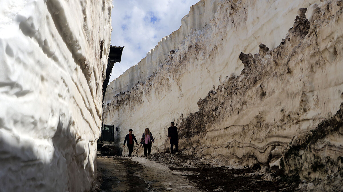 Çığ ve fırtınanın etkisiyle kar kalınlığının yer yer 8 metreyi aştığı 16 kilometrelik yolun büyük bölümü ise açıldı. Kar küreme ve iş makineleri, çalışma sırasında kar kütlelerinin arasında neredeyse kaybolurken ekipler, yolun 2 haftada ulaşıma açılacağı belirtildi.