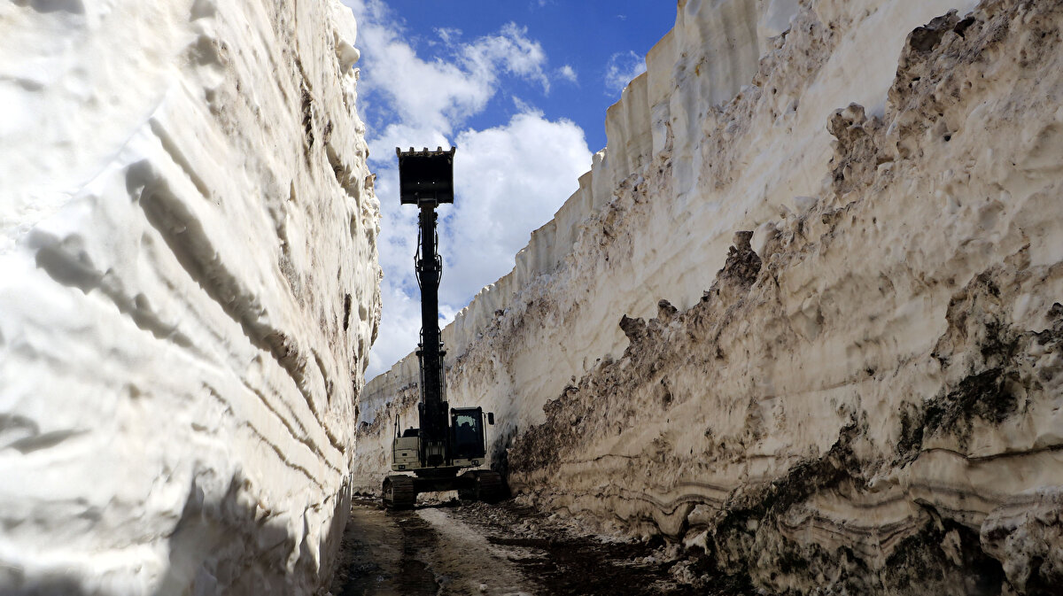 İl Özel İdaresi'ne bağlı Yüksekova Şantiye Şefliği karla mücadele ekipleri, yayla ve askeri üs bölgesi yolunu açmak için zorlu çalışma yürütüyor.