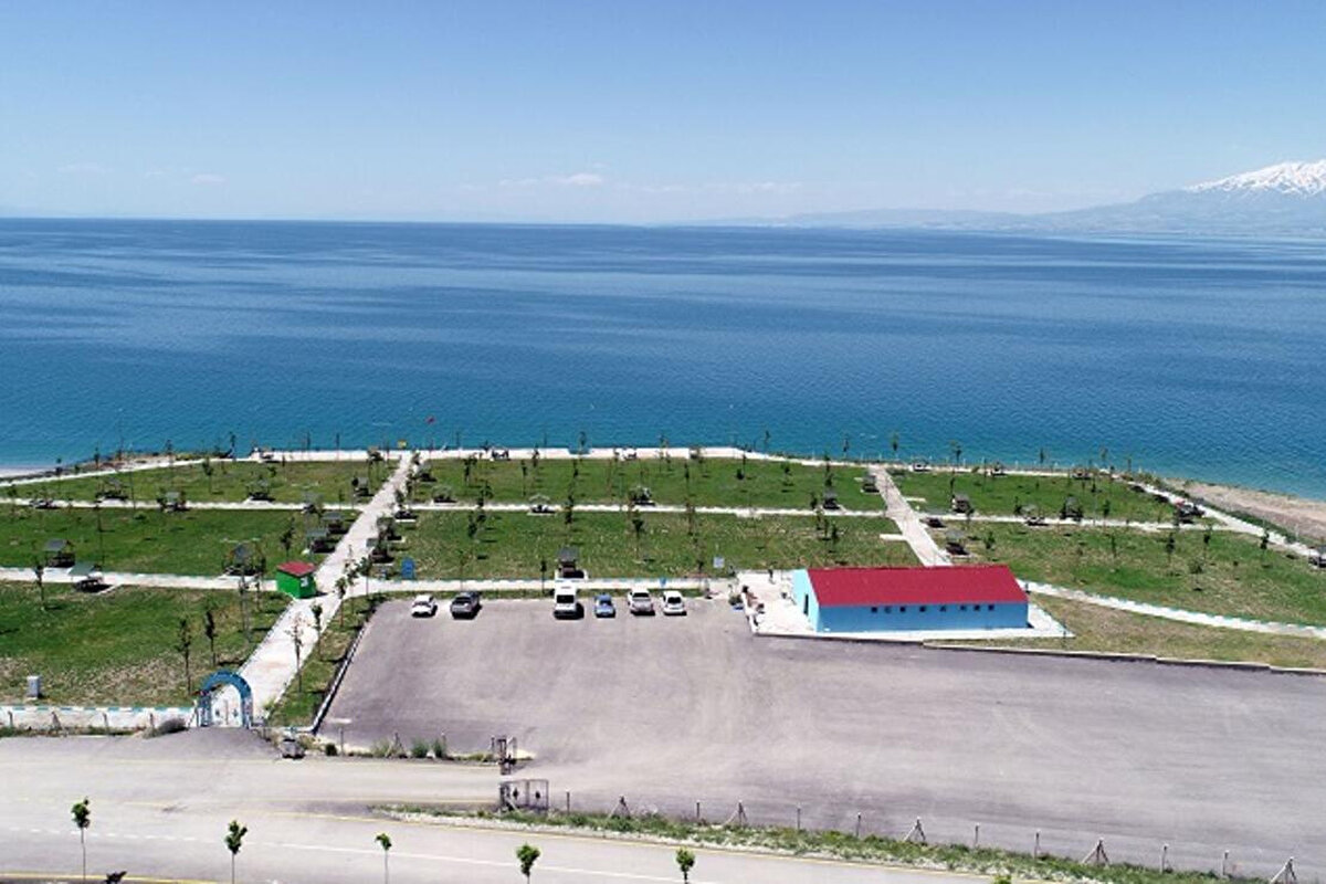 Yerli ve yabancı turistleri mavi bayraklı ve Ayanıs Halk Plajına davet eden Akman, plajın temiz olmasından dolayı 100 metrelik uzakta dahi gölün altındaki taşların seçildiğini kaydetti.

