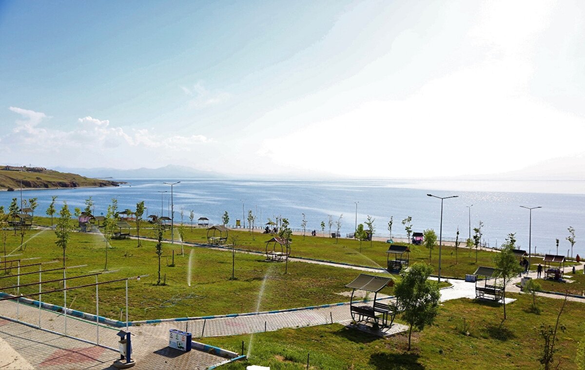 Van’ın merkez Tuşba ilçesinde gölün kıyı hatları temizliğiyle dikkat çekerken, Tuşba Belediyesi tarafından bölgeye yeni plajlar da yapılmaya başlandı. Mavi bayraklı Mollakasım Plajı’nın yanı sıra yeni yapılan Ayanıs Halk Plajı da bu yaz sezonunda güzelliğiyle adından söz ettirecek.

