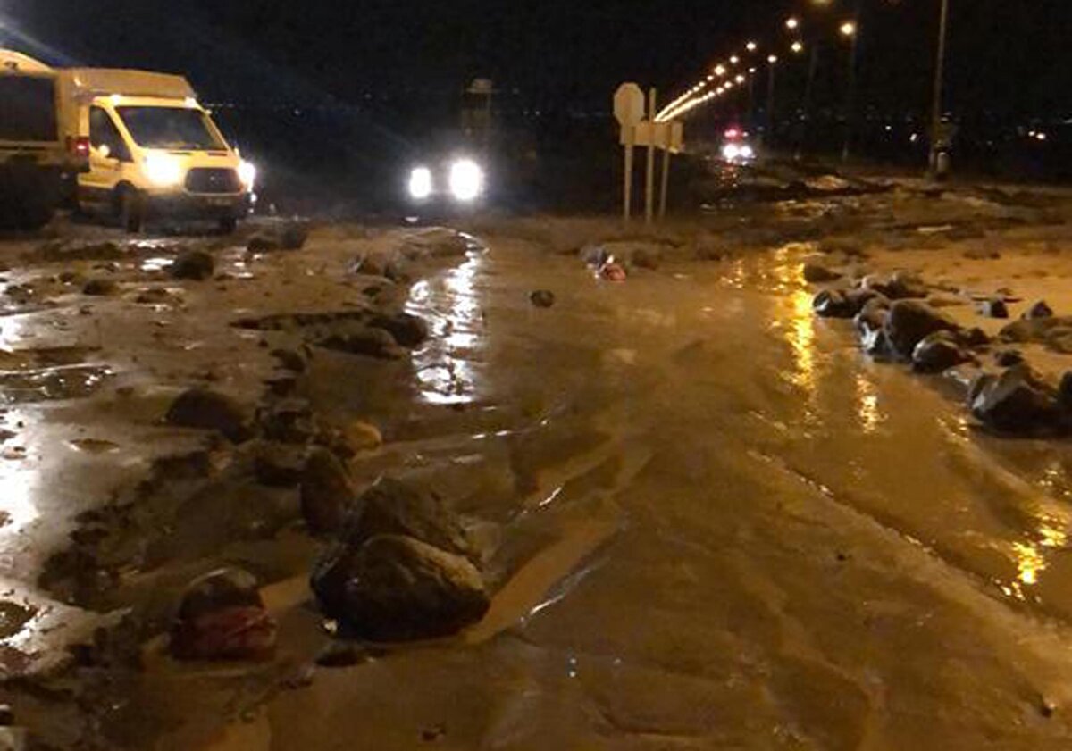 Yol, Aralık ilçesi Gödekli köyü mevkiinde kapandı, bazı araçlar çamura saplandı. 
