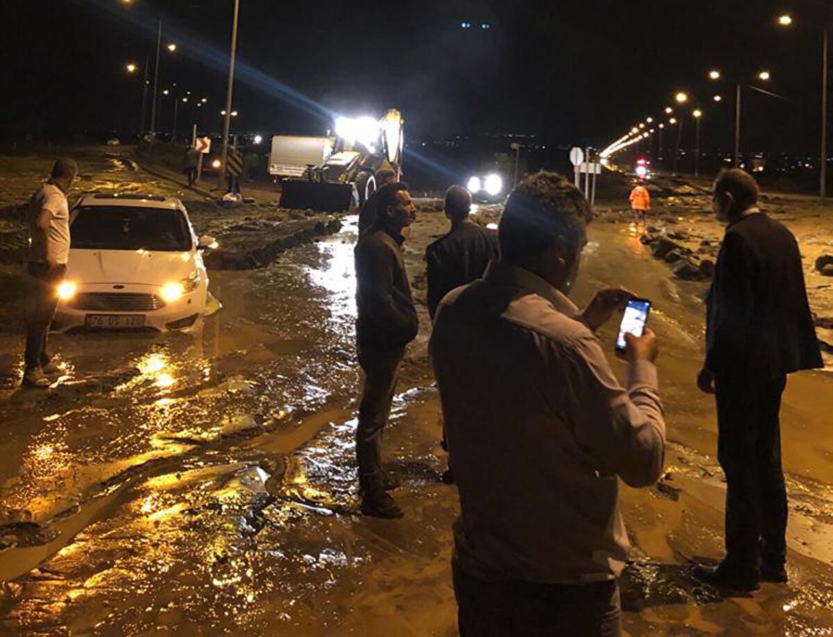 Aralık Kaymakamı Mustafa Görmüş, İl Özel İdaresi Genel Sekreteri Ferhat Akkuş, Karayolları Iğdır İl Müdürü Fuat Öztürk, Aralık Belediye Başkanı Mustafa Güzelkaya da bölgeye gelerek incelemelerde bulundu. 