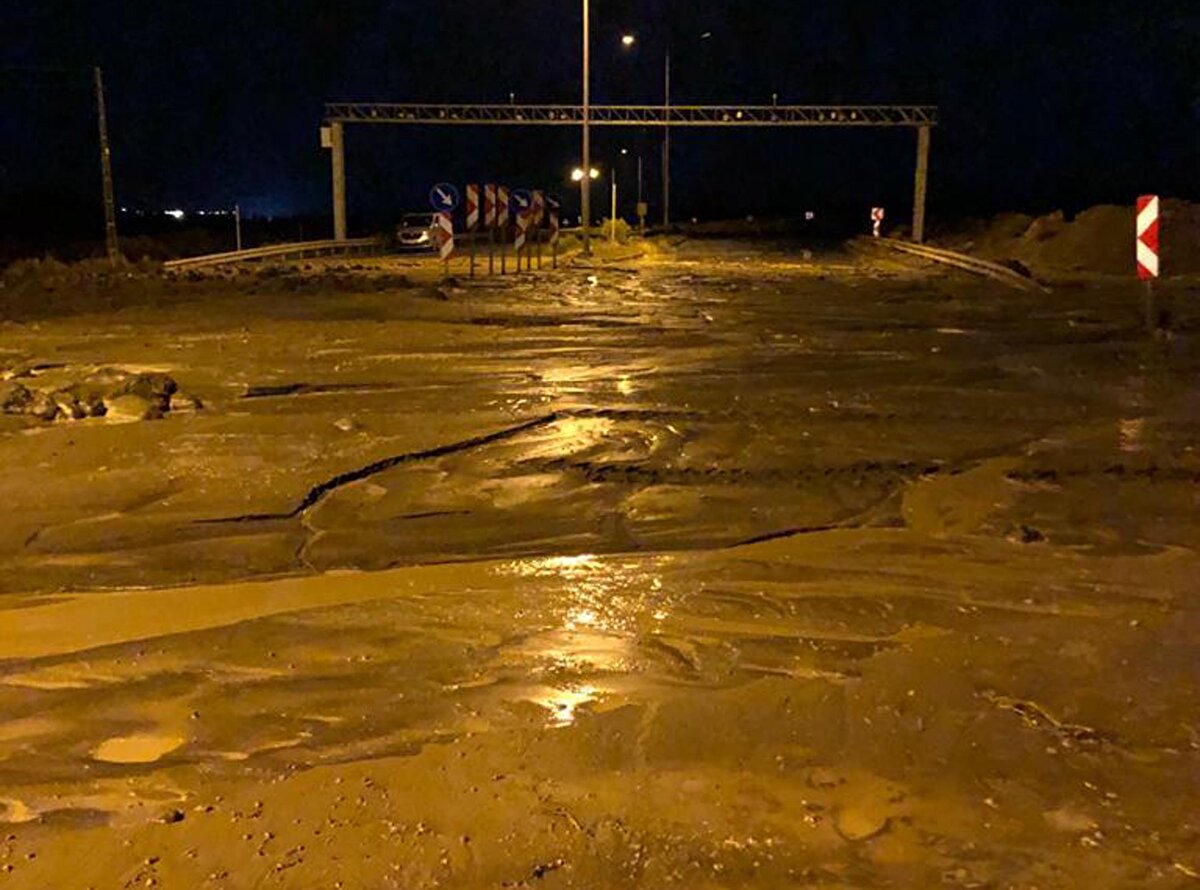 Yolun açılması için ekipler seferber oldu. Menfezler ve sulama kanalları çamurla doldu, bölgedeki tarım arazileri su altında kaldı. 
