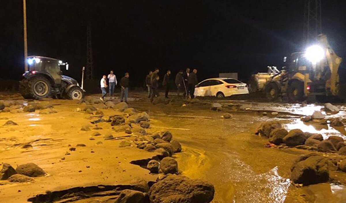 Bölgede gündüz saatlerinde etkili olan fırtına da birçok ev ve iş yerinin çatılarını uçurmuştu. 