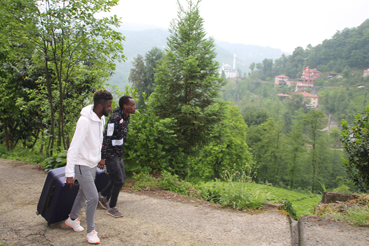 Çay tarımı için koronavirüs tedbirleri kapsamında, sınır kapılarının kapatılması nedeniyle Gürcistan ve Azerbaycan uyruklu 40 bin işçi ülkeye bu yıl da gelemedi.